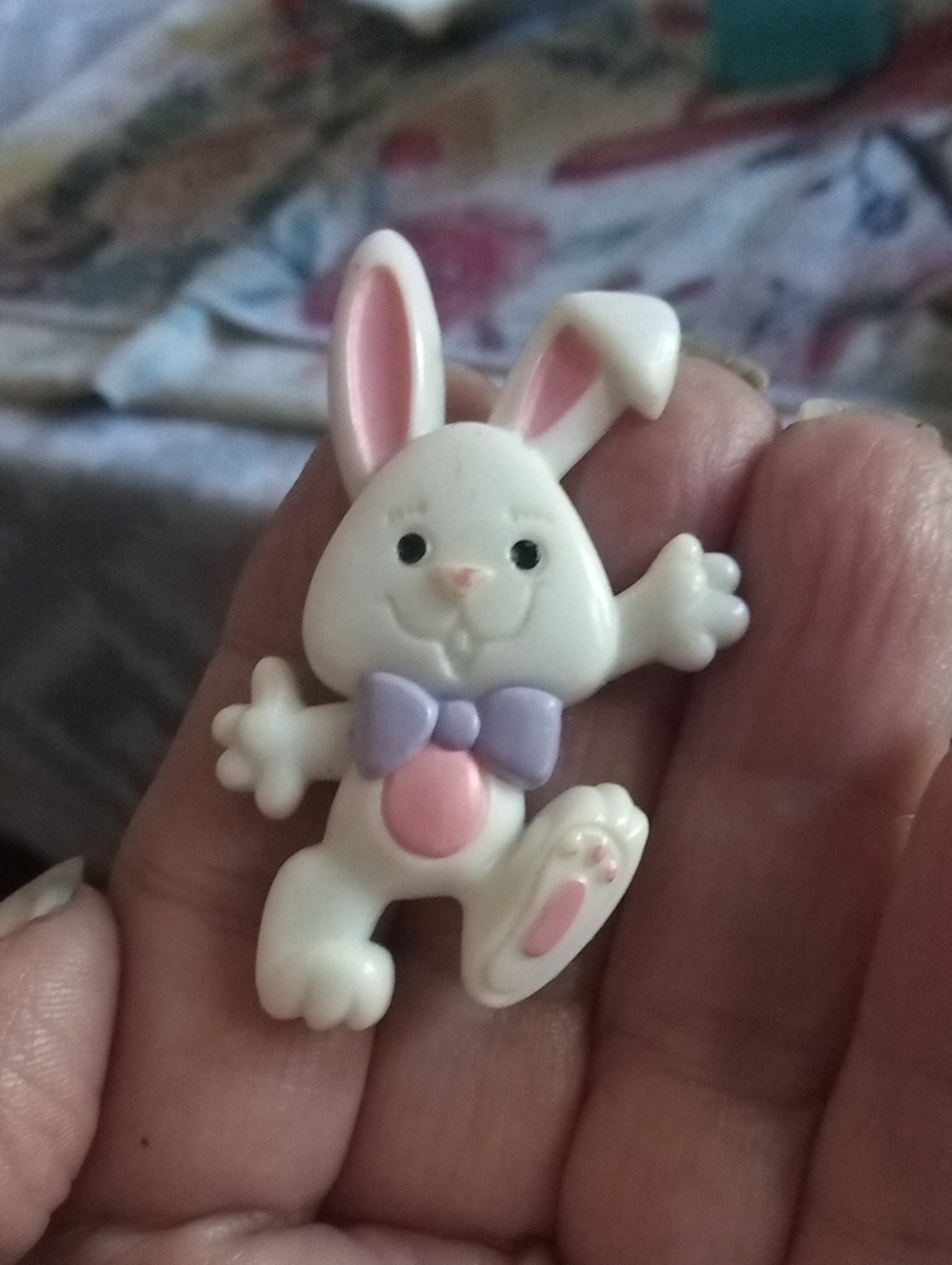 🐇 Hallmark 1985 White Bunny With Pink & Lavender Brooch
